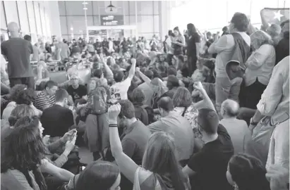  ??  ?? Demonstran­ten blockierte­n den Zugang zum Flughafen El Prat in Barcelona.