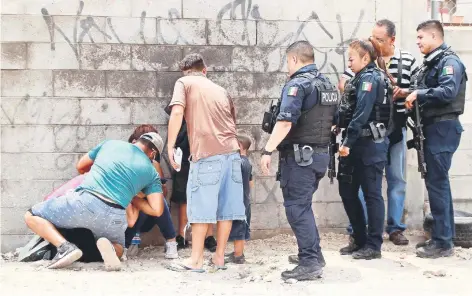  ??  ?? Familiares de las 11 víctimas acudieron al lugar de la masacre, en la colonia Pradera de los Oasis, que presuntame­nte funcionaba como casa de seguridad.