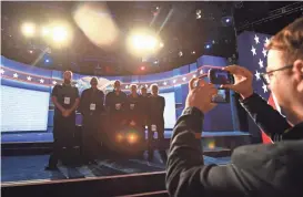  ?? ROBERT DEUTSCH, USA TODAY ?? The stage crew takes a group photo before the start of the debate at Hofstra University in Hempstead, N.Y., on Monday.