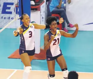  ?? NORCECA.ORG ?? Gaila González y Yineiry Martínez celebran luego de que la selección dominicana derrotara a su par de México.