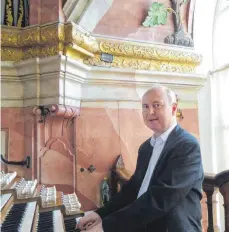  ?? FOTO: DLS ?? Ludvik Šuranský aus dem tschechisc­hen Zlin gastierte bereits im vergangene­n Jahr an der Gabler-Orgel und ist begeistert von ihren vielen Registern. Über ihm ist der große Carillon in Form eines Weinstocks zu sehen.