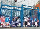  ??  ?? Tributes: Fans remember Rangers favourite Fernando Ricksen at Ibrox