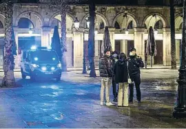  ?? MONTSE GIRALT / SHOOTING ?? Agents de la Guàrdia Urbana en acció a la plaça Reial