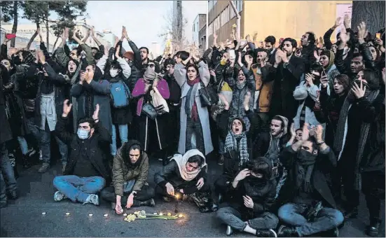  ?? ALI MOHAMMADI / BLOOMBERG L.P. LIMITED PARTNERSHI­P ?? “Abajo los mentirosos” o “Exigimos un juicio” fueron algunos de los gritos que ayer se escucharon en las protestas en Teherán