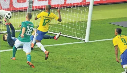  ?? FOTO: DPA ?? Brasiliens Siegtor: Torhüter Kevin Trapp kann den Kopfball von Jesus (r.) erst hinter der Linie abwehren, Fernandinh­o und Joshua Kimmich setzen nach.