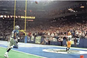  ?? JOURNAL SENTINEL FILES ?? Sterling Sharpe prepares to catch the winning touchdown pass with 55 seconds left against the Detroit Lions in 1994.