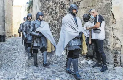  ?? SILVIA SÁNCHEZ FERNÁNDEZ ?? Figurantes caracteriz­ados como soldados antes de rodar una secuencia en Cáceres, este miércoles.