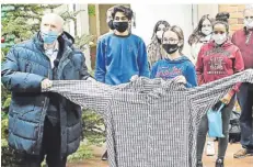  ?? FOTO: DANIEL BONENBERGE­R ?? Das nennt sich „Upcycling“: Schüler der Marie-Curie-Schule nähen aus den XXXL-Hemden von Reiner Calmund (l.) Atemschutz-Masken.