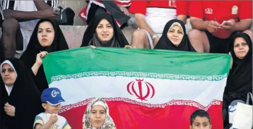  ??  ?? RUSIA 2018. Las mujeres iraníes sí pudieron entrar a los estadios en el Mundial de Rusia y apoyar a la selección de su país.