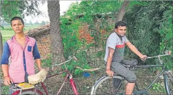  ?? HT PHOTO ?? Satish Yadav (left) is a Samajwadi Party supporter while Arun Kumar backs the Bahujan Samaj Party.