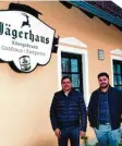  ?? Foto: Elmar Knöchel ?? Erkan Can (links) und Ismail Cevik sind die neuen Pächter im Königsbrun­ner Jä‰ gerhaus.