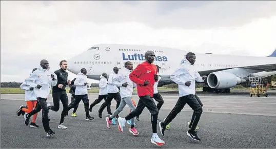  ?? DAN VERNON / NN RUNNING TEAM ?? Eliud Kipchoge, de rojo, y un grupo de compañeros de Kaptagat, este jueves en el aeropuerto de Twente