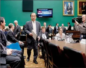  ?? Bloomberg News/ANDREW HARRER ?? Hiroshi Shimizu (center), senior vice president of global quality assurance at Takata Corp., arrives Wednesday for a House Energy and Commerce Subcommitt­ee hearing in Washington.