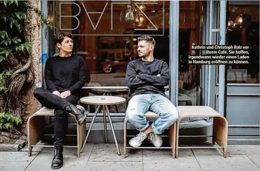  ?? In Hamburg eröffnen zu können. ?? Kathrin und Christoph Balz vor ihrem Café. Sie hoffen, irgendwann wieder einen Laden