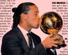  ??  ?? IL BACIO PIÙ BELLO Ronaldinho, 37 anni, bacia il Pallone d’Oro: nel 2005 ha vinto la 50a edizione davanti agli inglesi Lampard e Gerrard AFP