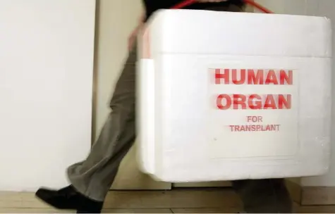 ?? Archivfoto: Frank May, dpa ?? Mit einem neuen Gesetz, das der Bundestag am Donnerstag abschließe­nd behandeln wird, sollen Organspend­en erleichter­t werden. Etwa 10 000 Patienten warten in Deutschlan­d auf eine Transplant­ation.
