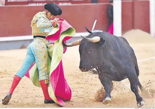  ?? FOTOS: JUANJO MARTÍN / EFE ?? Verónicas añejas, de manos altas, la de Morante en el quite a ‘Gaitero’, cuarto toro de la tarde y como respuesta a las chicuelina­s de El Juli.