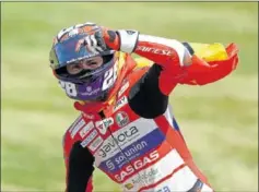  ?? ?? MOTO3
Guevara celebra su victoria en Alemania con la bandera española.