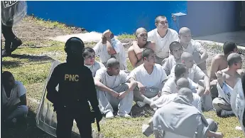  ?? FOTO: AFP ?? La policía ya controla el 100% del Centro Juvenil de Privación de Libertad para Varones.