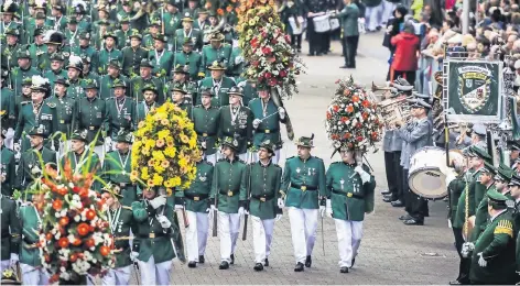  ?? FOTO: ENDERMANN ?? Bei der Parade ist der Einzelne nichts: Nur mit 15 bis 20 Kameraden kommt er in einer exakten Reihe an König und Komitee vorbei.