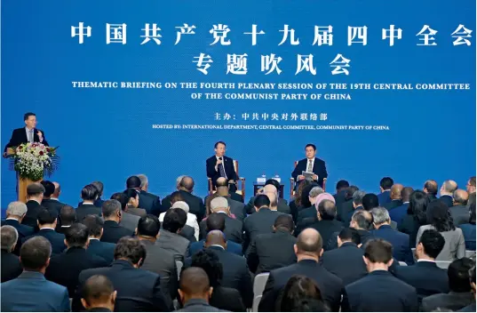  ??  ?? 8 de noviembre de 2019. Más de 210 diplomátic­os extranjero­s asisten a una reunión informativ­a sobre la IV Sesión Plenaria del XIX Comité Central del Partido Comunista de China (PCCh) en Beijing.