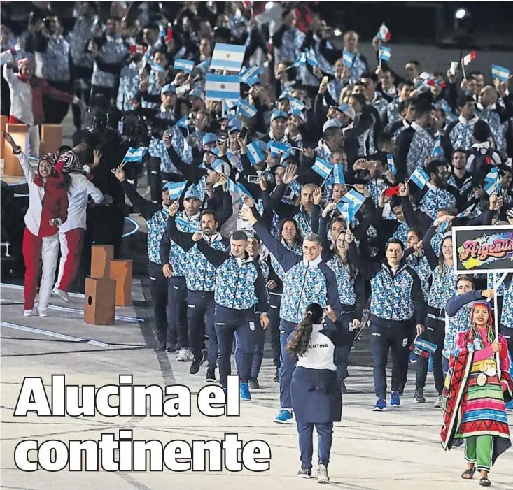  ?? (AP) ?? Los primeros. La delegación argentina fue la primera en salir a la ceremonia de apertura en el estadio Nacional de Lima. Las caras de los atletas lo decían todo.