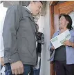  ??  ?? Por el voto. Manolo Jiménez visitó la colonia Brisas poniente.