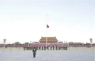  ?? ?? 12月1日，北京天安门下半旗志哀，悼念江泽民同志逝世。新华社图