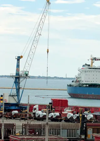  ??  ?? IL porto di Taranto potrebbe diventare una piattaform­a logistica integrata