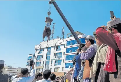  ?? Afp ?? Un cuerpo colgado de una grúa en las calles de Herat