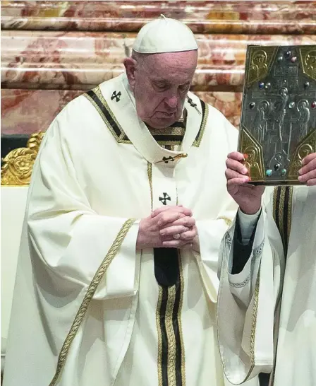  ??  ?? El Papa Francisco, el jueves, en la misa celebrada en la basílica de San Pedro del Vaticano