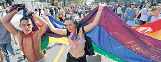  ??  ?? Bei den Gay-Pride-Veranstalt­ungen in Belgrad kam es wiederholt zu gewalttäti­gen Übergriffe­n von Schwulenfe­inden.