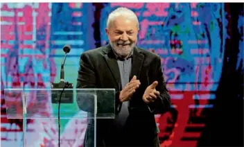  ?? FOTO: ANDRE PENNER/AP/DPA ?? Herausford­erer Lula da Silva hat zwar die erste Runde der Präsidente­nwahl in Brasilien gewonnen. Amtsinhabe­r Jair Bolsonaro schnitt aber besser ab als erwartet. Nun steht das Land vor angespannt­en Wochen.