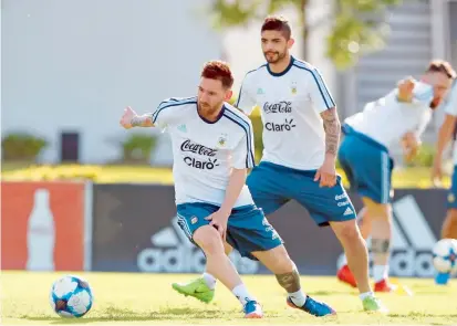  ?? FOTO ?? Las miradas están puestas en Lionel Messi, el capitán albicelest­e que debe dar su mejor versión ante Chile y perfilar a la selección hacia el Mundial de Rusia. Marcha quinto en la tabla.