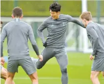  ?? AFP-Yonhap ?? Tottenham Hotspur’s South Korean striker Son Heung-Min, center, attends a team training session at Tottenham Hotspur’s Enfield Training Centre, in north London on Monday, ahead of their UEFA Champions League Group B football match against Red Star Belgrade.