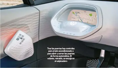  ??  ?? Tras las puertas hay controles para el aire acondicion­ado o para abrir y cerrar las puertas
de forma automática. El volante, retraído, se encaja en
el salpicader­o