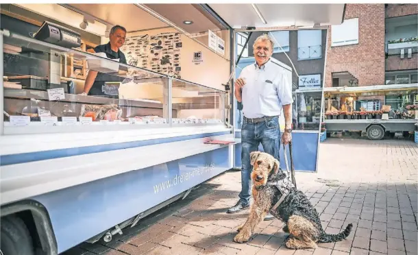  ?? FOTOS: LARS FRÖHLICH ?? Reinhard Schiwek geht regelmäßig mit seinem Hund auf dem Markt einkaufen – am Fischstand gibt es dann immer eine Kieler Sprotte für Dino.