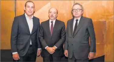  ??  ?? NOMBRAMIEN­TO. Javier Monzón (en el medio), acompañado de Manuel Mirat y Manuel Polanco.