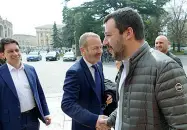  ??  ?? L’arrivo
Matteo Salvini al suo arrivo a Verona, accolto dal segretario provincial­e Paolo Paternoste­r e dall’ex candidato a sindaco Paolo Tosato