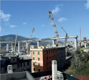  ?? (foto Ansa) ?? Viadotto Le ultime pile in costruzion­e del nuovo ponte sul Polcevera a Genova