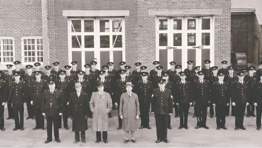  ?? PHOTOS: BOB KOROLUK ?? Bob Koroluk's collection of Regina Police Service memorabili­a includes this 1947 photo of officers outside the then-headquarte­rs at the Municipal Justice Building.