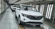  ?? LI JIN / CHINA DAILY ?? A string of Jetta-branded SUVs roll off the production line at the automaker’s Chengdu plant.