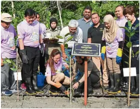  ??  ?? >FROMPAGE6
Tengku Permaisuri norashikin planting a mangrove tree after launching the Kuala selangor nature carnival and World Wetlands day 2019 in Taman alam in February. also present is selangor environmen­t, green technology, science, innovation and consumer affairs committee chairman Hee Loy sian (left). — bernama