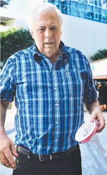  ?? Picture: DAVE HUNT/AAP ?? Fallen tycoon Clive Palmer arrives at Federal Court in Brisbane holding a sick bag yesterday.