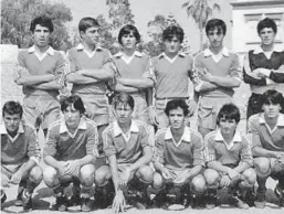  ?? CD ORIENTE ?? Pirri debajo de la Copa del Torneo Antonio Biosca de la temporada 81-82 con una generación enorme.
Homenaje