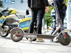  ?? Foto: Martin Gerten, dpa (Symbolbild) ?? Viele E‐Scooter‐Fahrer sind in Neu‐Ulm unter dem Einfluss von Alkohol oder Drogen unterwegs.