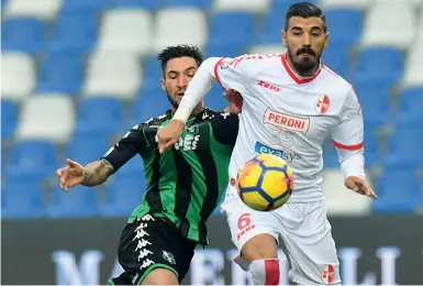  ??  ?? Il duello D’Elia, terzino del Bari, contrastat­o da Politano che nel finale segnerà il gol della vittoria