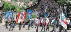  ?? Foto: Musikverei­n D’Schwarzach­taler ?? Gemeinsam begingen die beiden Feuerwehre­n eine Parade, bei der sie stolz ihre Fah nen zur Schau stellten.