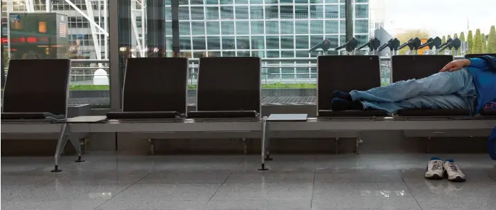  ?? Foto: Andreas Weihmayr, dpa ?? Ein Bild, das man kennt: Passagiere, die am Flughafen ein Nickerchen machen. Doch es gibt auch Menschen, die dort leben.