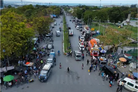  ?? AFP ?? Las principale­s carreteras de Puerto Príncipe están tomadas por grupos armados, lo que complica aún más los esfuerzos de reabasteci­miento. Ir a trabajar a diario se convirtió en un acto “heroico”.